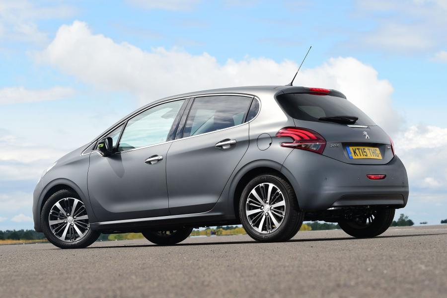  Peugeot 208 5-Door 2015 года  (UK) (фото 5 из 9)